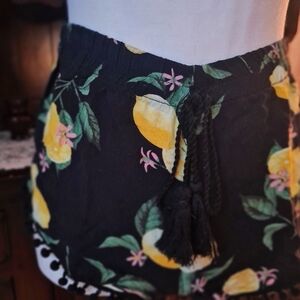 Short Shorts Black Pom Pom with Lemons Derek Heart size Small